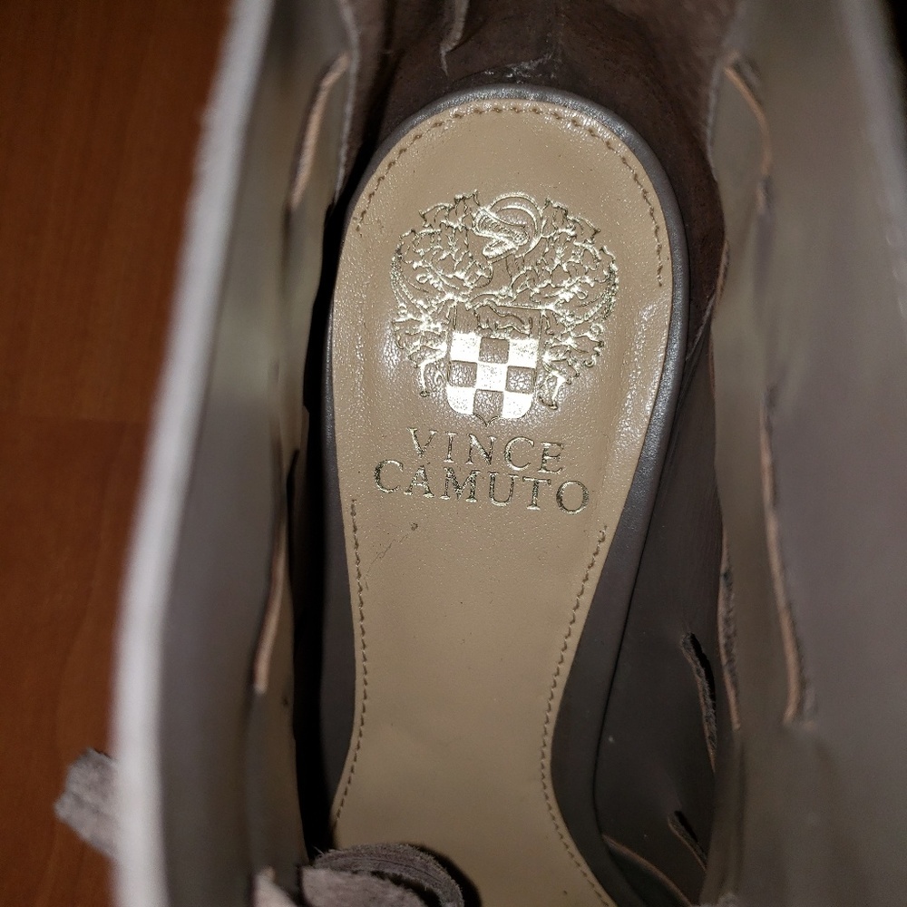 Vince Camuto Tan Suede Heel. - Picture 6 of 8